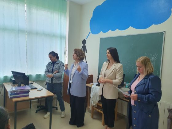 Takim ndërgjegjësues në Kuçovë për Mbrojtjen Online të Fëmijëve dhe të Rinjve